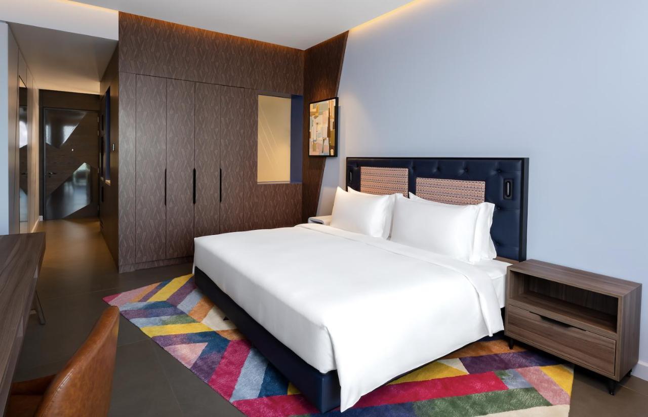 Hyatt Centric Jumeirah Дубай Екстер'єр фото A bedroom at the hotel