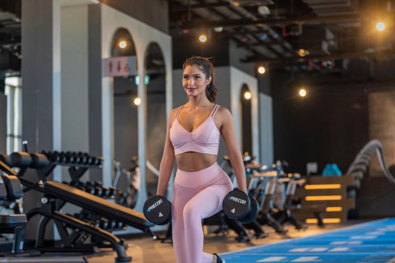 Hyatt Centric Jumeirah Дубай Екстер'єр фото A woman working out with weights