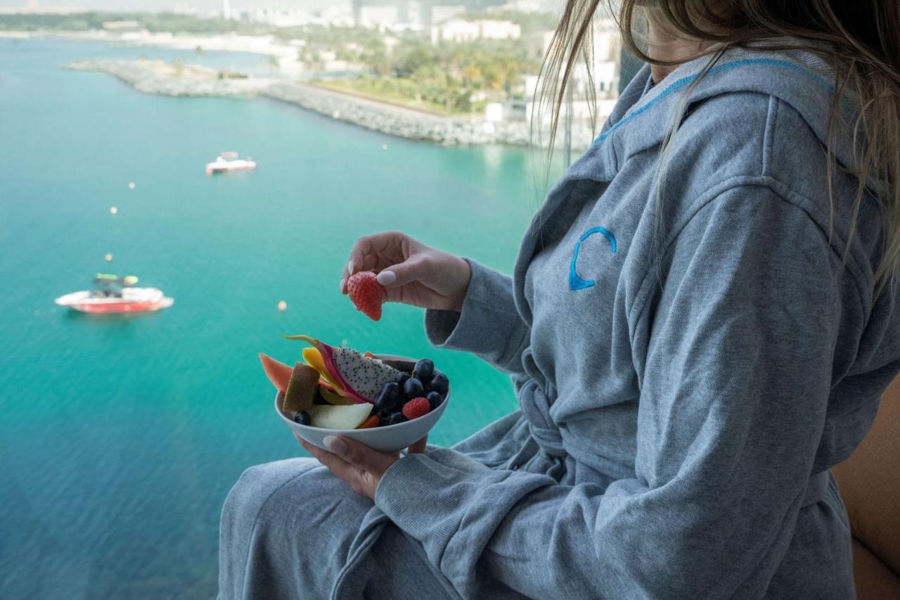Hyatt Centric Jumeirah Дубай Екстер'єр фото A woman wearing a bathrobe