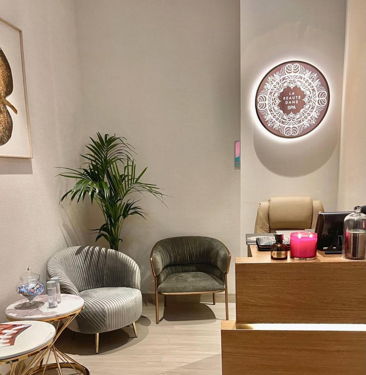 Hyatt Centric Jumeirah Дубай Екстер'єр фото The reception area of the clinic