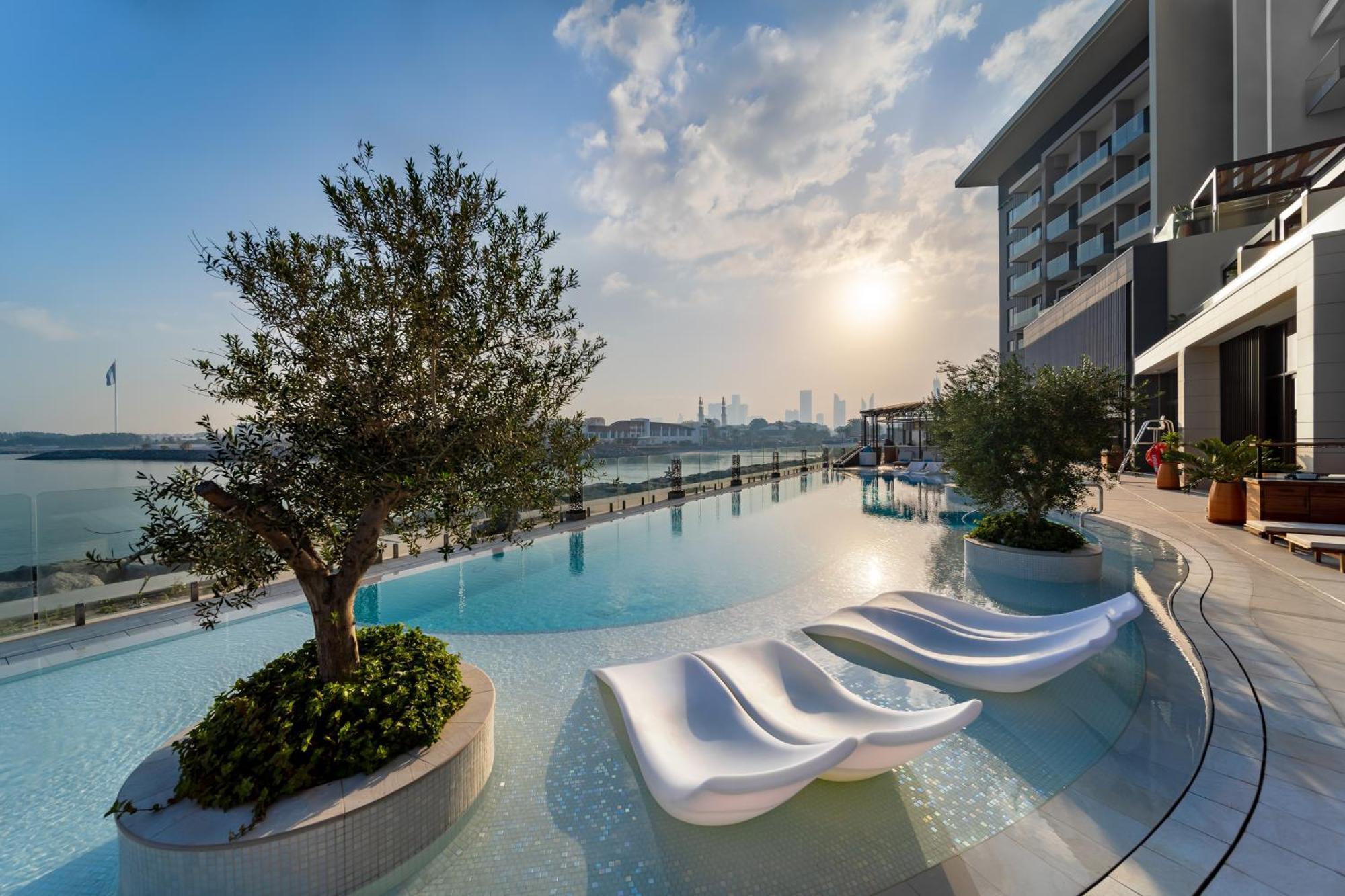 Hyatt Centric Jumeirah Дубай Екстер'єр фото The swimming pool at the hotel