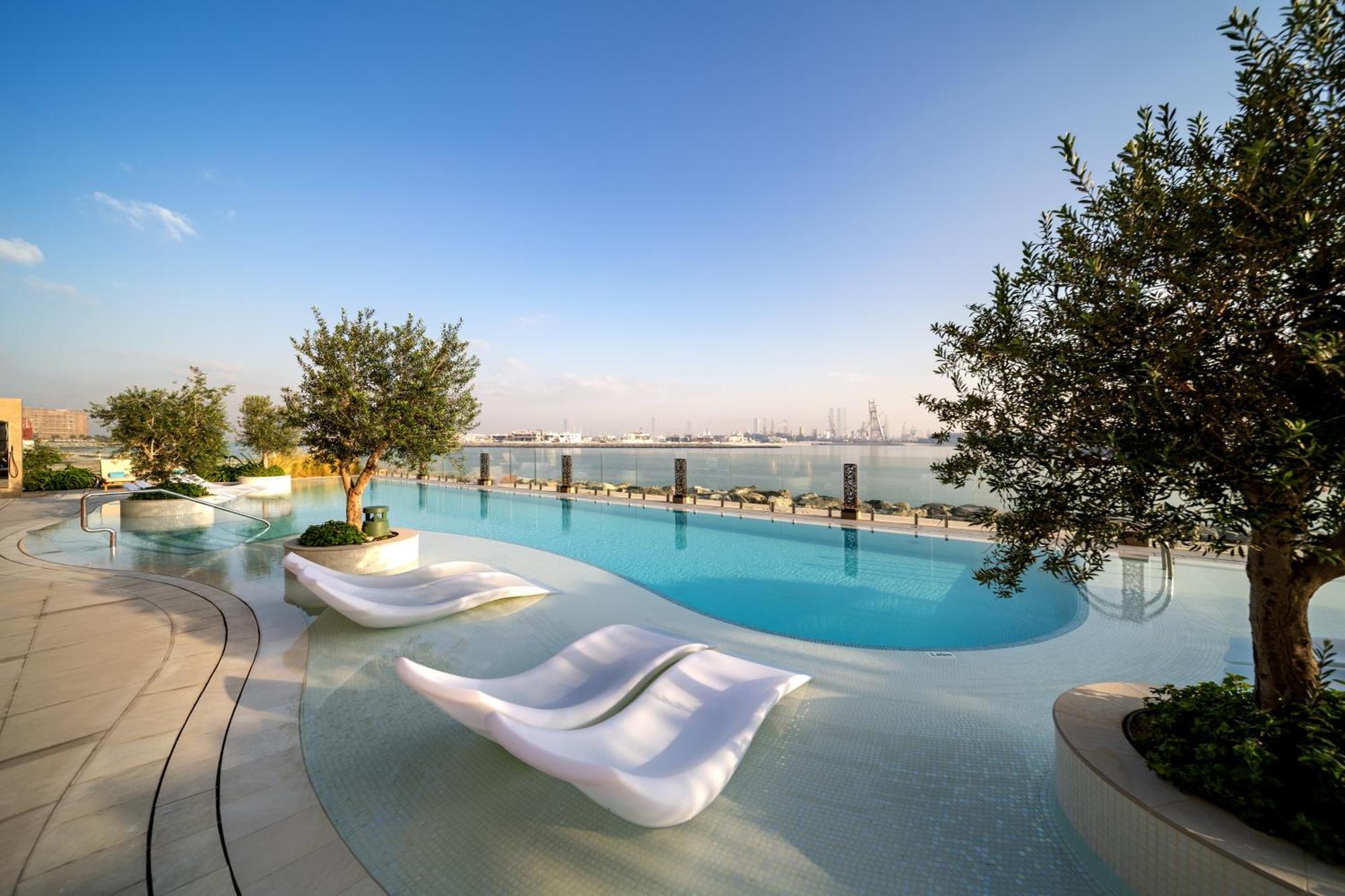 Hyatt Centric Jumeirah Дубай Екстер'єр фото The swimming pool at the top of the hotel
